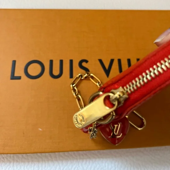Louis Vuitton Vernis Red Heart pouch with charms - Picture 6 of 11